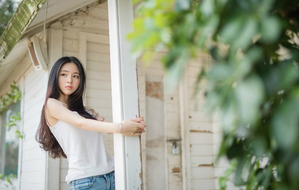 爱情如果不落到穿衣吃饭睡觉数钱这些实实在在的生活中去，是不会长久的。真正的爱情，就是不紧张，就是可以在他面前无所顾忌地打嗝放屁挖耳朵流鼻涕；真正爱你的人，就是那个你可以不洗脸不梳头不化妆见到的那个人。